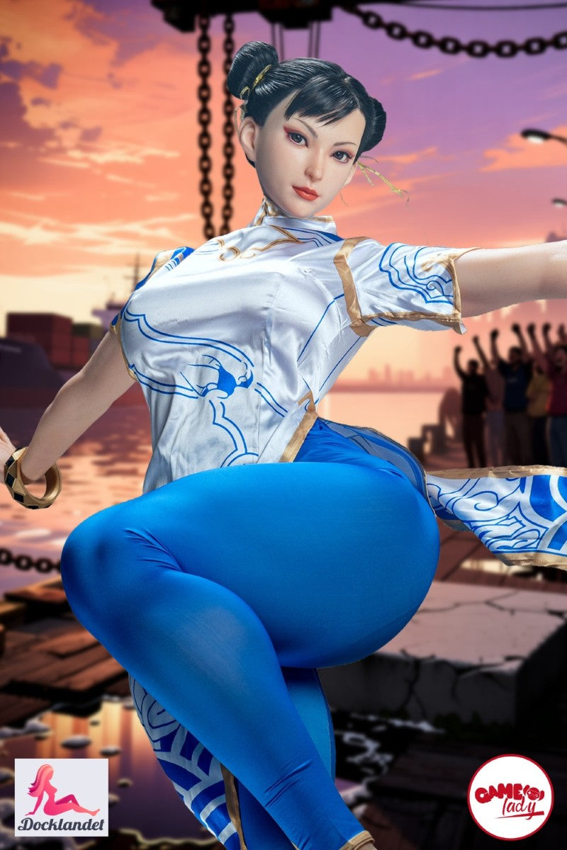 Tänavavõitleja sex doll Game Lady "Chun Li" on eksklusiivne cosplay-nukk, mis on inspireeritud legendaarsest võitlusmängu kangelannast. Autentsete näojoonte, sportliku reitele keskendunud keha ja hoolikalt disainitud detailidega jäädvustab ta tegelase ikoonilise välimuse, samas kui painduv skelett ja realistlik silikoonmaterjal pakuvad loomulikke poose ja väga elutruu tunnet.
Chun Li sex doll on 169 cm pikk ja lihaselise kehaga, suurte reite ja F-kupi rindadega.