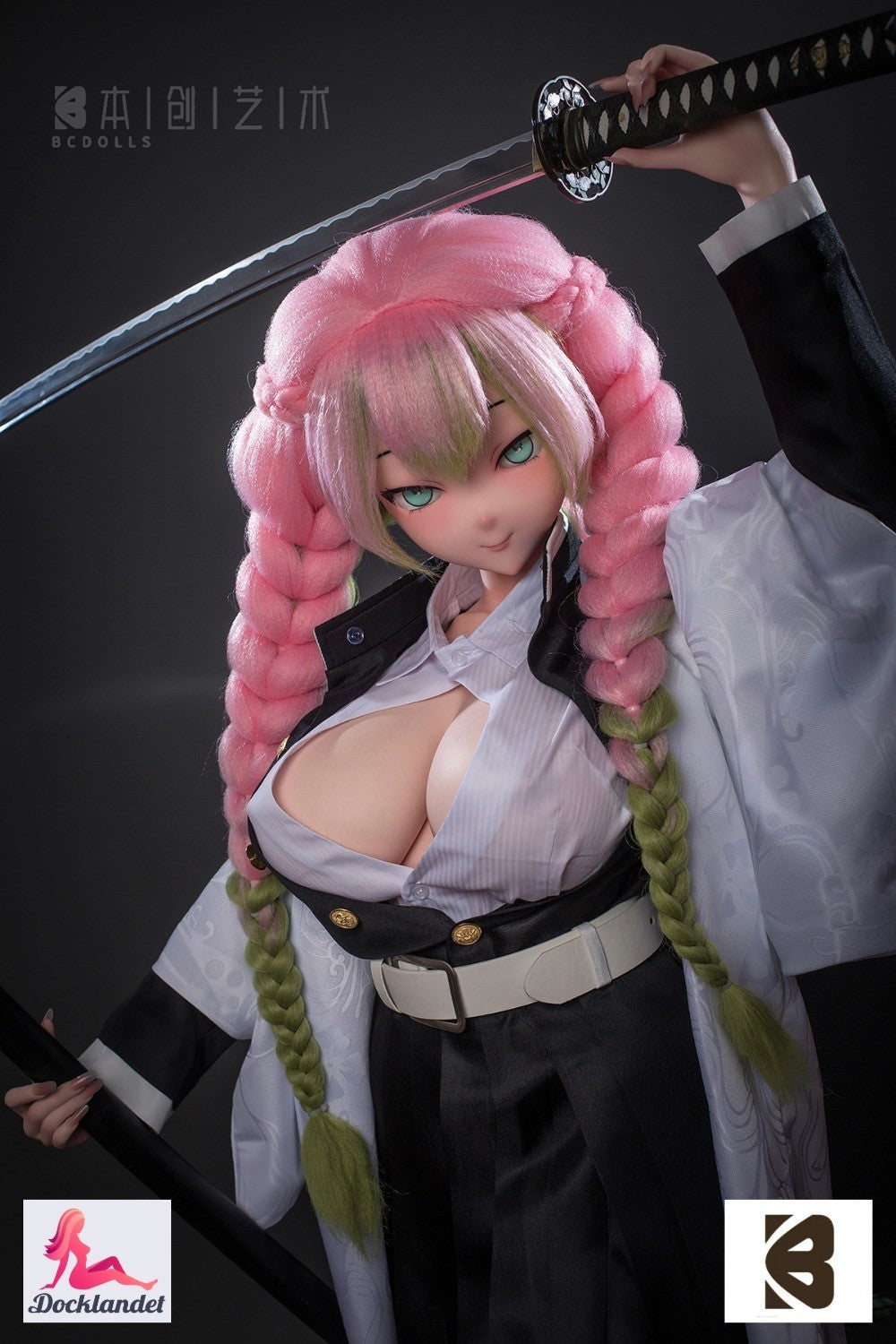 Mitsuri Kanroji on 155 cm pikkune anime sex doll cosplay stiiliga, mis on inspireeritud animest Kimetsu No Yaiba. Cosplay sex doll põhineb kaubamärgi Mitsuri Kanrojil BC-Doll on loodud jäljendama tegelase ainulaadset välimust koos detailidega, nagu värvilised juuksed, suured silmad ja iseloomulik riietumisstiil. Nukk on valmistatud pehmest, realistlikust materjalist silikoonist ning on suunatud anime ja cosplay kollektsionääridele ja entusiastidele. See ühendab animemaailma esteetika täiustatud de