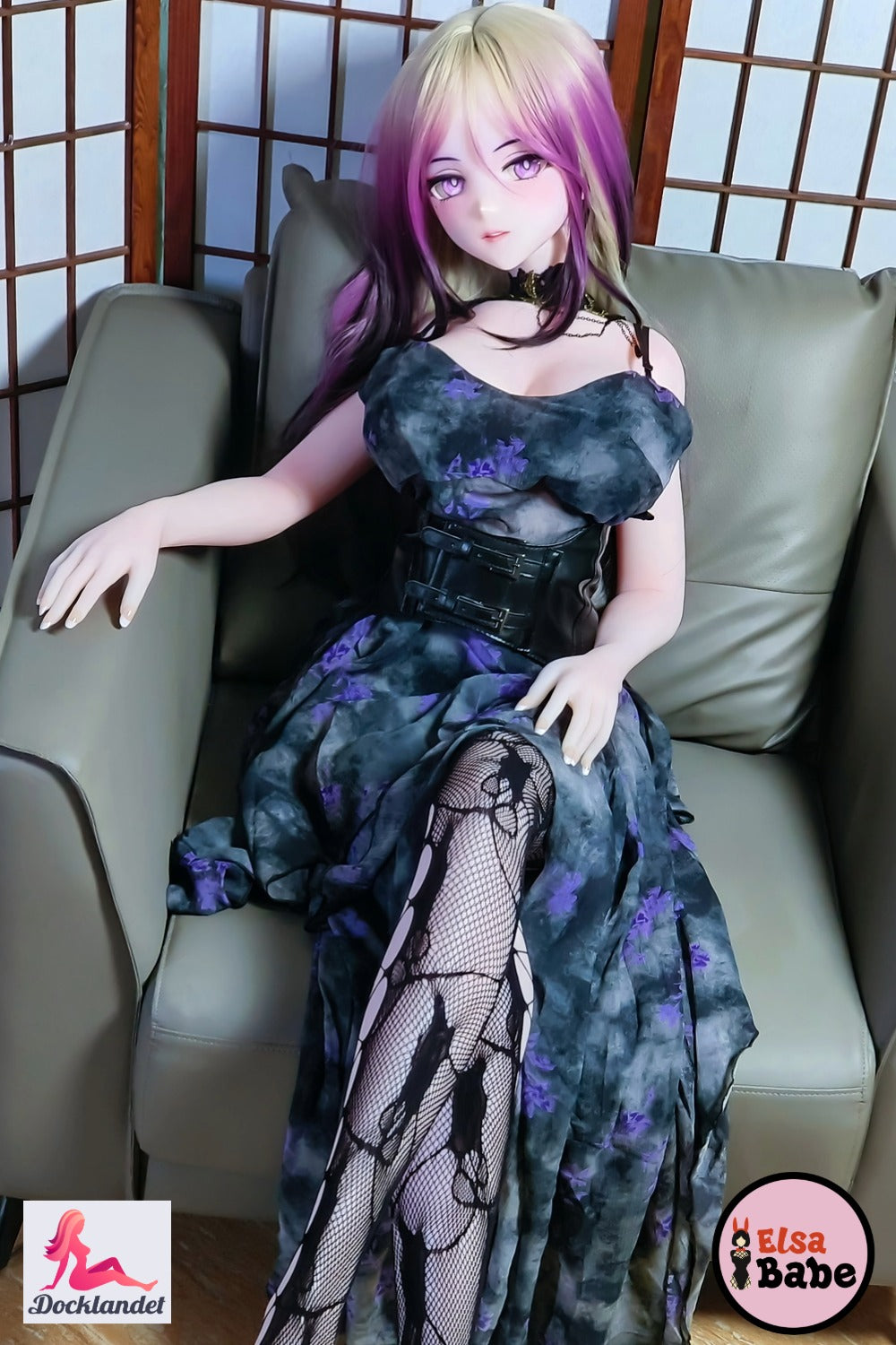 Elsa Babe Kitano Mina anime silikoonnukk istub tugitoolis musta ja lilla kleidiga, plaatina silikoonist ja selge rock queen stiilis.