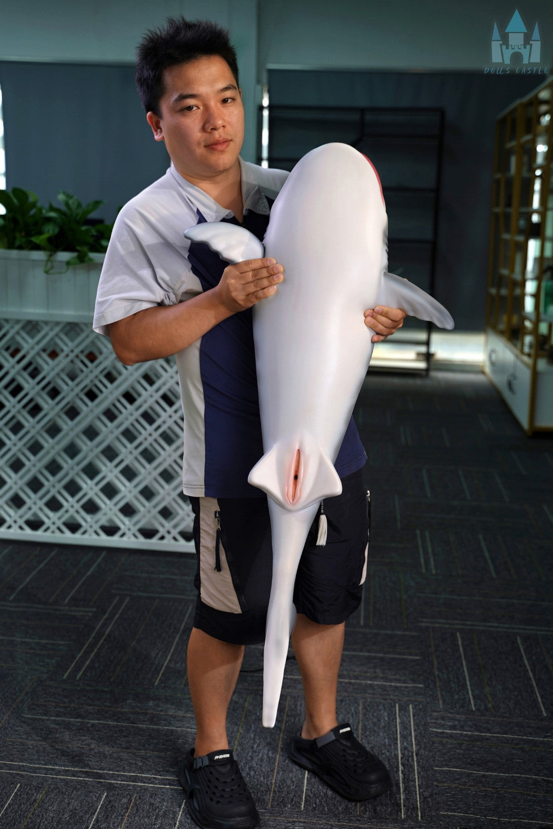 Shark Doll 110 cm hoitakse käte vahel, et näidata suurust ja proportsioone, realistlik haidisain halli ülaosa ja valge põhjaga.