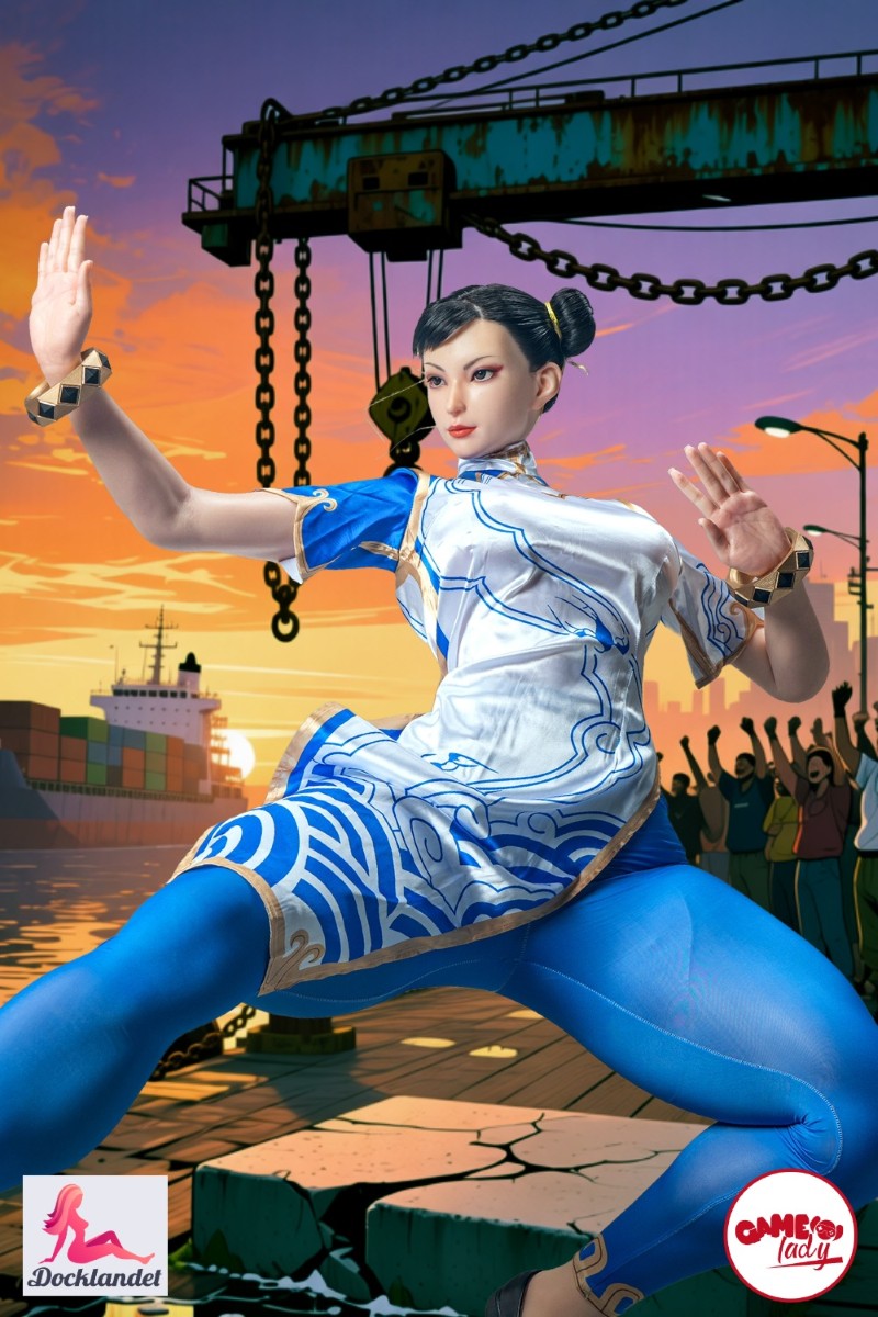 Tänavavõitleja sex doll Game Lady "Chun Li" on eksklusiivne cosplay-nukk, mis on inspireeritud legendaarsest võitlusmängu kangelannast. Autentsete näojoonte, sportliku reitele keskendunud keha ja hoolikalt disainitud detailidega jäädvustab ta tegelase ikoonilise välimuse, samas kui painduv skelett ja realistlik silikoonmaterjal pakuvad loomulikke poose ja väga elutruu tunnet.

Chun Li sex doll on 169 cm pikk ja lihaselise kehaga, suurte reite ja F-kupi rindadega. 