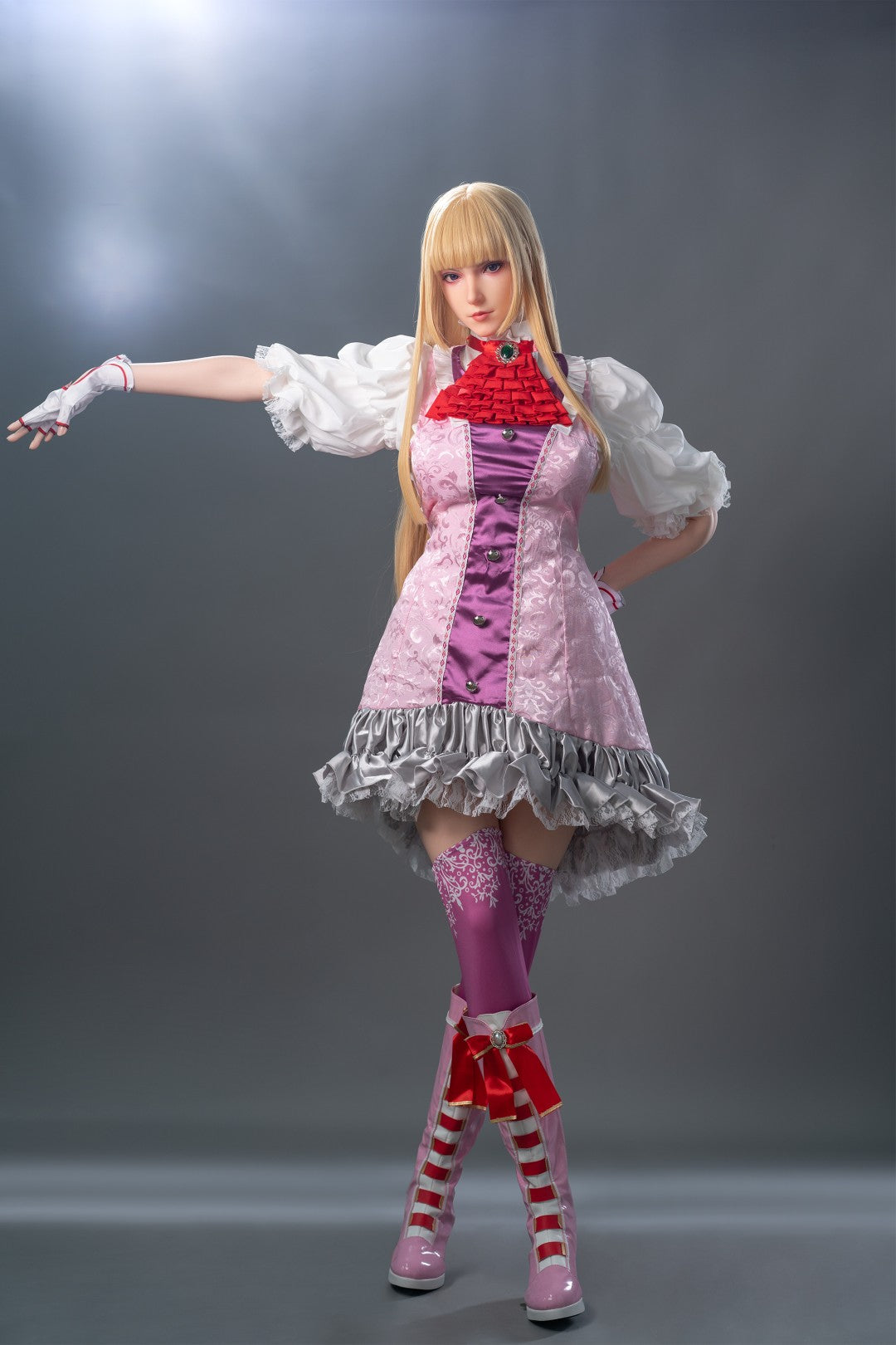 Astuge maailma, kus elegants kohtub fantaasiaga. Game Lady "Lili" on hoolikalt valmistatud 171 cm pikkune silikoonnukk, mis on inspireeritud Tekkeni universumi ikoonilisest aristokraatlikust Lilist. Täpselt ja tugevalt realismile keskendunud mudel jäädvustab rafineeritud ja enesekindla aura, mis määratleb Lili iseloomu – tõstes selle samas esmaklassiliseks kogumiskogemuseks. See ei ole algtaseme põhimudel – see on avaldus. Mäng Lady Tekken "Lili" on mõeldud neile, kes hindavad esteetikat, iseloomutruudust