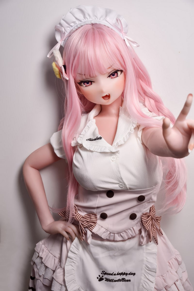 Animest inspireeritud seksnukk Ogawa Rika poseerib valges kleidis