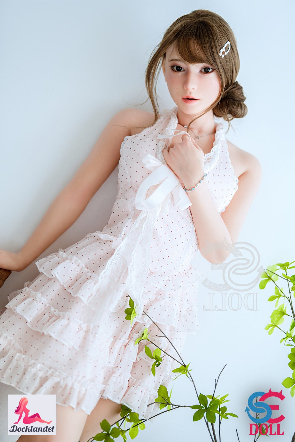 Realistlik SE-Doll Maya.B täissilikoonist nukk nr 138SO ROS-pea, C-tass ja valge romantiline kleit heledas keskkonnas.