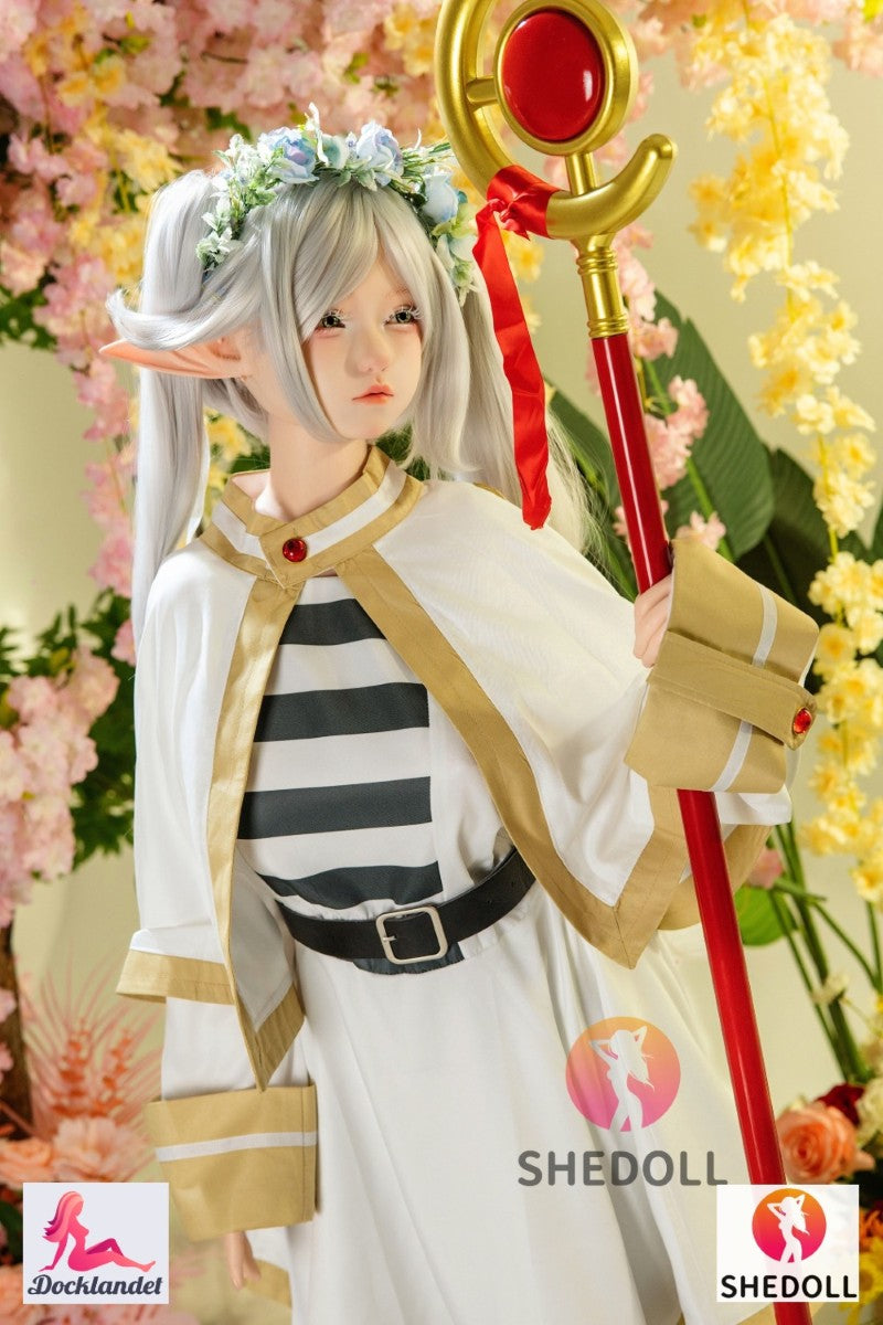 Frieren är en premium cosplay-docka inspirerad av den populära karaktären från Frieren: Beyond Journey's End. This 155 cm long silicone model from SHEDOLL kombinerar en slank, alvlik estetik med fyllig G-kupa, realistisk hudkänsla och ett modernt EVO-skelett för naturliga poser. Karaktären Frieren is a 1000 year old elven mage and demon hunter, also called "Frieren the Slayer", who won the hearts of many anime fans with his charming socially incompetent style. Detta är en enormt populär karaktär som nu än