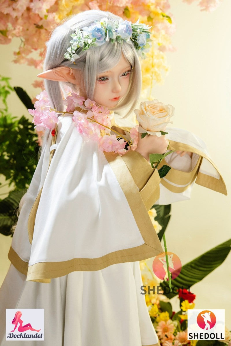 Frieren är en premium cosplay-docka inspirerad av den populära karaktären från Frieren: Beyond Journey's End. This 155 cm long silicone model from SHEDOLL kombinerar en slank, alvlik estetik med fyllig G-kupa, realistisk hudkänsla och ett modernt EVO-skelett för naturliga poser. Karaktären Frieren is a 1000 year old elven mage and demon hunter, also called "Frieren the Slayer", who won the hearts of many anime fans with his charming socially incompetent style. Detta är en enormt populär karaktär som nu än