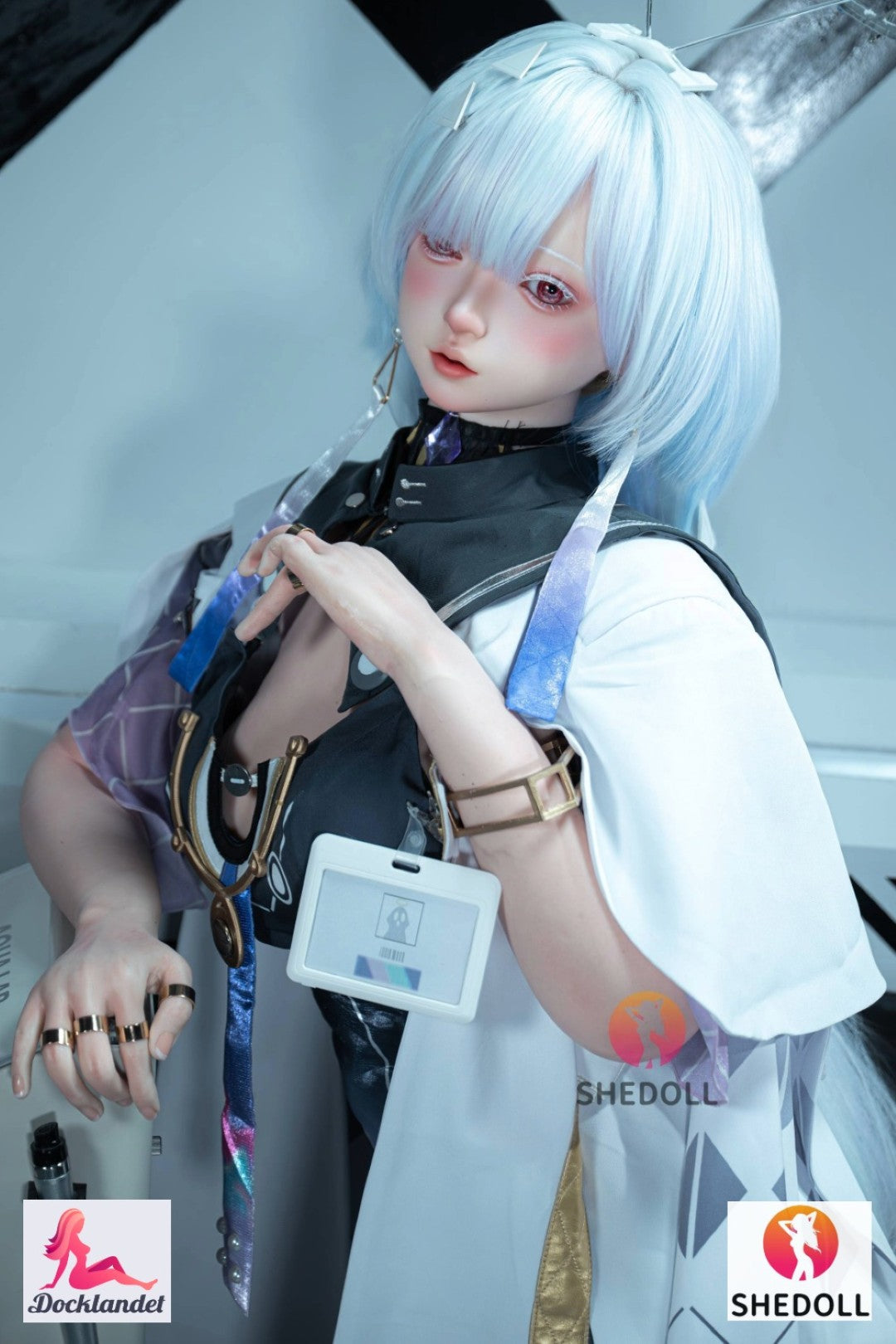 Anime realistlik SHEDOLL helesinise soengu ja cosplay-riietusega nukk, millel on elutruud detailid ja ulmeline stiil.