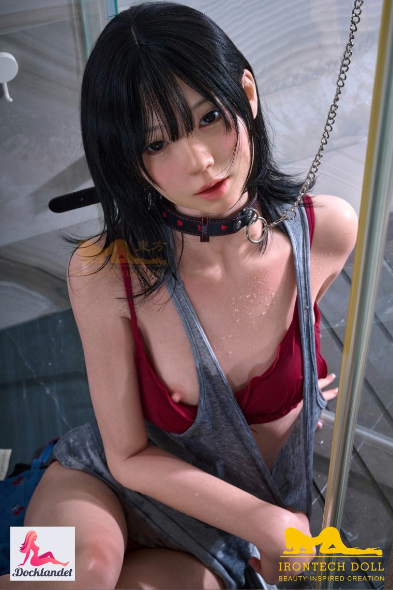 Bondage sex nukk Kurumi alates Irontech Doll, istub duši all mustade juustega, punaste bikiinide ja märghalli topiga, vannitoa keskkonnas lähivõte.