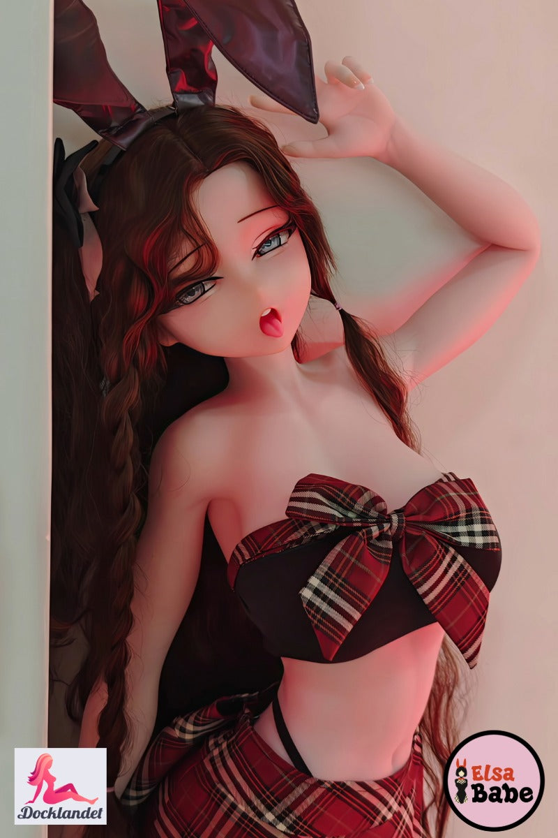 "Elsa Babe 140 cm silikoonist anime seksnukk suurte vibudetailide ja mustade jänkukõrvadega, poseerib ruudulises komplektis."