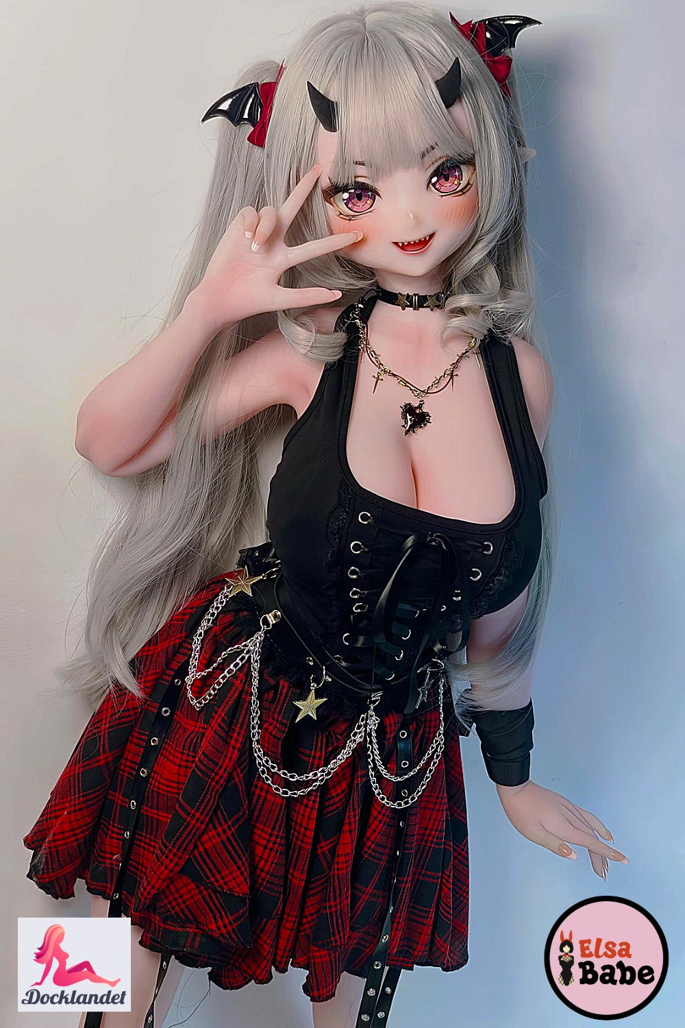 Tachibana Mano 148 cm Elsa Babe anime silikoonnukk heledate juuste, roosade silmade, sarvede ja musta fantaasiariietusega.