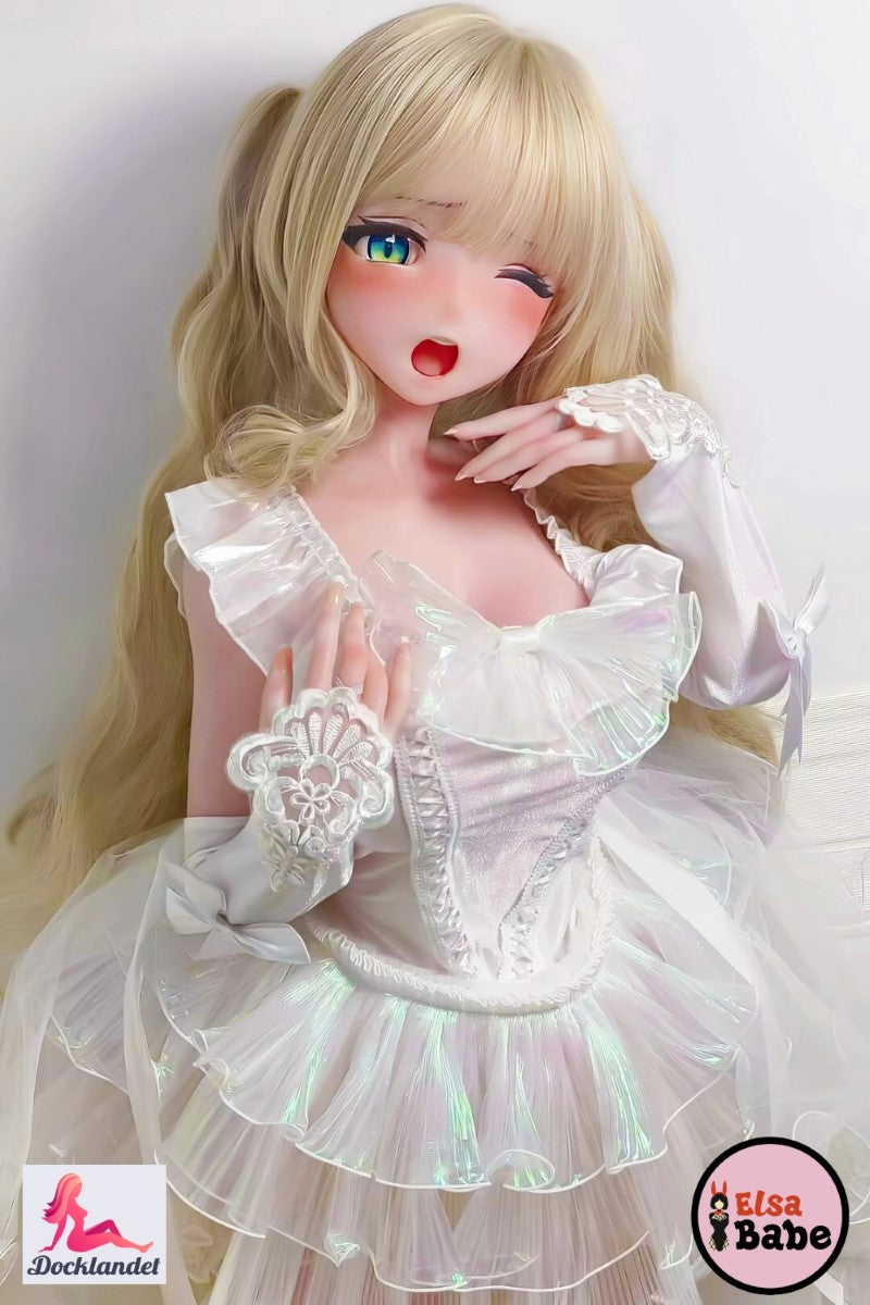 ElsaBabe Ichigotani Koi 140 cm anime love doll, står i vit glittrande klänning med blont vågigt hår, stora turkosa ögon och söt, öppen mun.