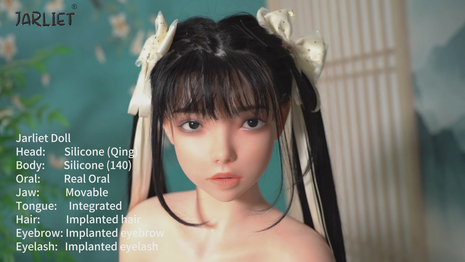 Qing 140 cm silikonsexdocka från Jarliet, i vit stickad tröja med svarta tofsar och vita rosetter, visas i en kort produktvideo med närbilder på ansikte och överkropp utan att underkroppen exponeras.