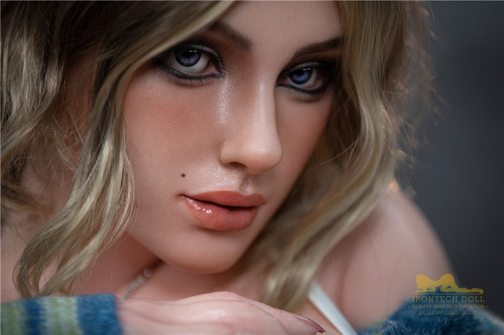 Lotta seksnukk (Irontech Doll 152 cm A-Cup S17 silikoon)